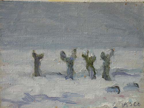 Paesaggio di campagna con neve e ceppi